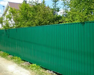 фото Забор из профнастила 2м С8 0,45 цветной с калиткой и воротами под ключ.