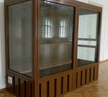 фото Кабина для подсудимых