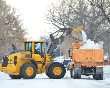 фото вывоз снега автотранспортом