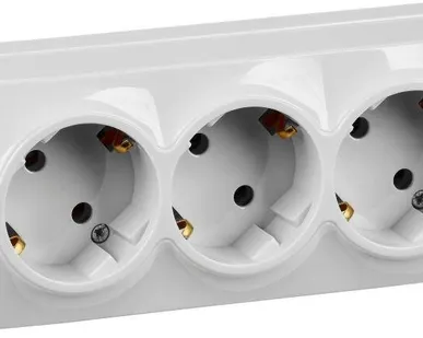 фото Розетка 3-м ОП GLORY РС23-3-ХБ 16А с заземл. бел. IEK ERH31-K01-16