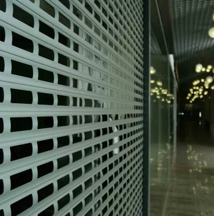 Фото №0 Роллетные решетки для витрин магазинов