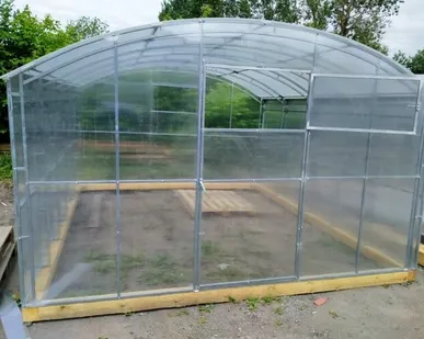 фото Теплица «Прямостенная» (с двойной дугой)