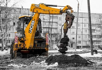 Фото №0 Аренда ямобура на базе экскаватора погрузчика JCB-3СХ