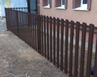фото Забор из металлического штакетника