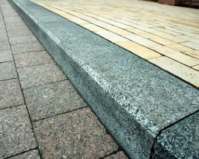 фото Установка тротуарного бордюра