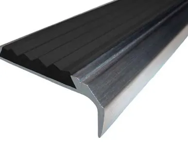 фото Накладка на ступени 40х21х1000 мм алюминиевая угловая противоскользящая с резиновой вставкой, цена за 1 шт.