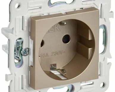 фото SKANDY Розетка с заземлением с защитными шторками 16А безвинтовое крепление SK-R06Sh шампань IEK