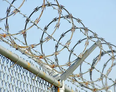 фото Монтаж колючей проволоки