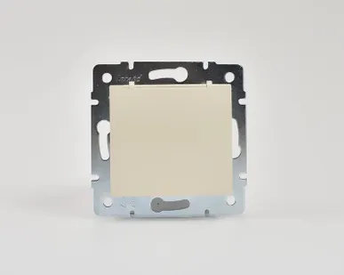 фото Механизм розетки 1-м СП KARINA с защ. крышкой термопласт с заземл. крем LEZARD 707-0388-123B