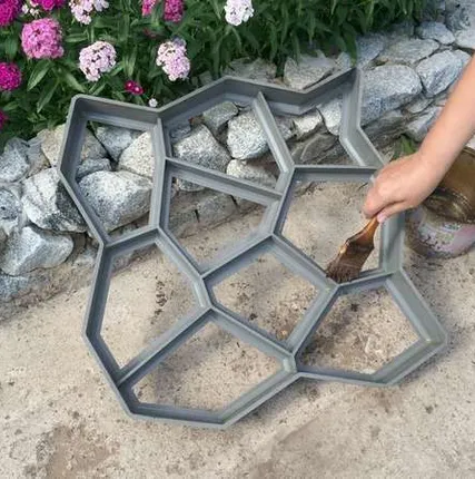 Фото №0 Формы для дорожек на даче