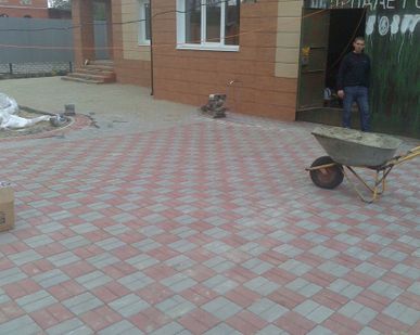 фото Работы по укладке тротуарной плитки