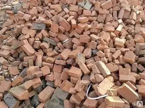 фото Битый кирпич для фундамента