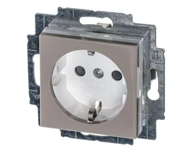 фото Розетка Levit с заземл. с защ. шторками 16А кофе макиато/бел. ABB 2CHH203457A6018