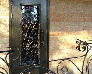 фото Металлическая входная дверь со стеклопакетом