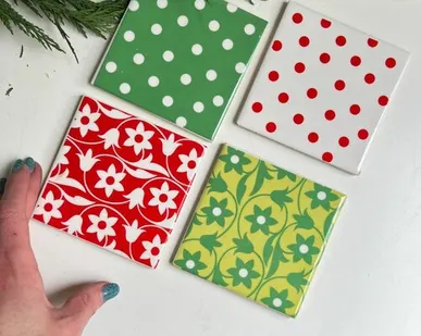 фото Плитка 10х10 см ручная роспись керамика белая красный горох