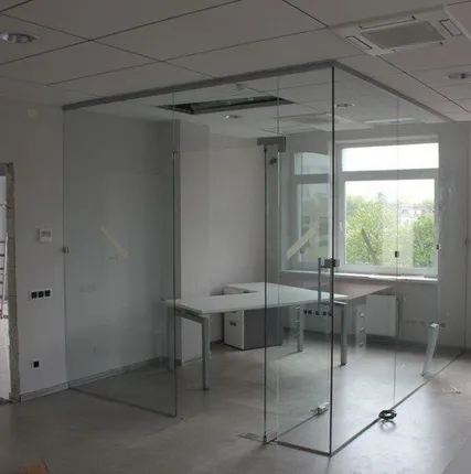 Фото №0 Стеклянная перегородка с распашной маятниковой дверью