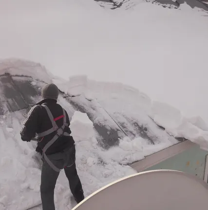 Фото №0 Очистка балконов от сосулек