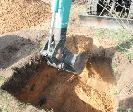 Фото №0 Копка котлована экскаватором под газ