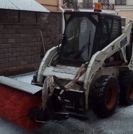 Фото №0 Аренда мини-погрузчика Бобкэт Bobcat со щеткой