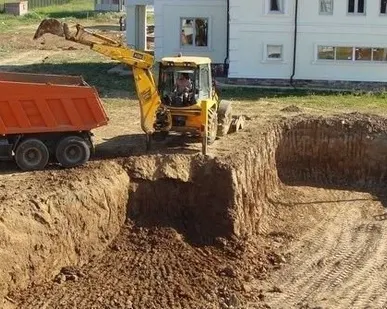 фото Рытье котлованов экскаватором