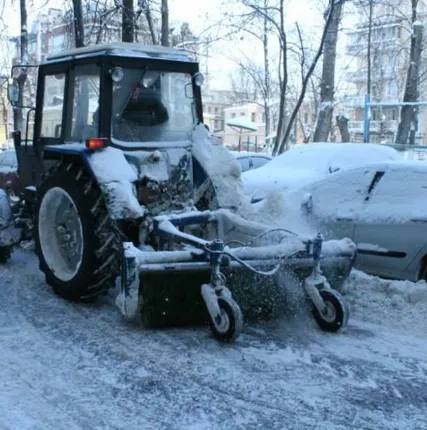 Фото №0 Подметание дорог от снега,грязи. Уборка снега трактором МТЗ (щетка и отвал)