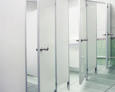 фото Сантехнические перегородки в общественных помещениях