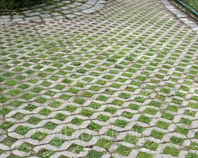 фото Укладка бетонной газонной решётки для парковки