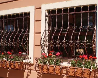 фото Мытье оконных решеток на одной створки окна