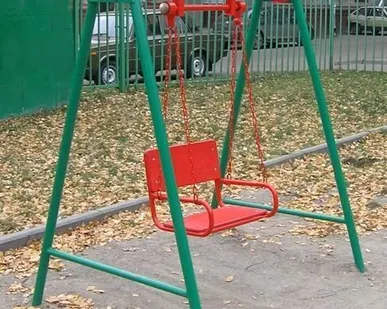 фото Качели уличные металлические