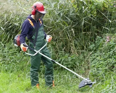 фото Кошение травы триммером