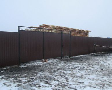 фото Заборы горизонтальные из профнастила