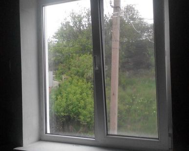 фото Двухсекционное окно с одной створкой