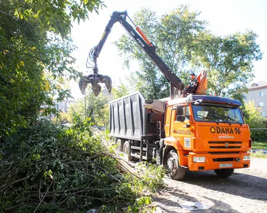 фото Вывоз мусора ломовозом