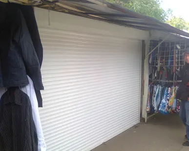 фото Роллет защитный на бутик (на проем). Профиль алюминиевый пенонаполненный 45