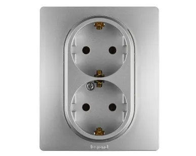 фото Розетка 2-м СП Etika 16А IP20 250В 2P+E с заземл. немецк. стандарт винт. клеммы в сборе алюм. Leg 672423