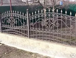 фото Забор железный с полимерной покраской