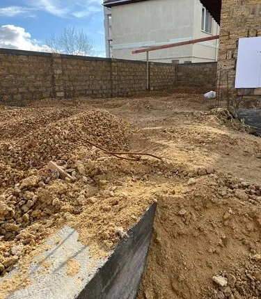 Фото №0 Строительство забирки фундамента