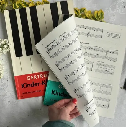 Фото №0 Книга альбом с нотами для детской музыкальной школы на немецком языке зеленая