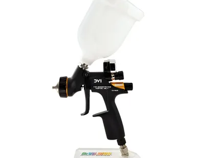 фото Краскопульт пневматический DeVILBISS DV1 C+ 1,4 мм для лака, с бачком и электронным манометром