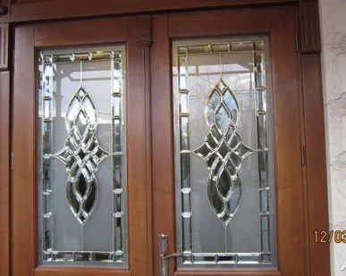 фото Входные двери с витражами
