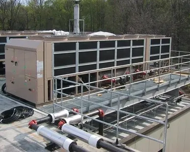 фото Монтаж воздухоохлаждаемого чиллера (установка чиллера с воздушным охлаждением)