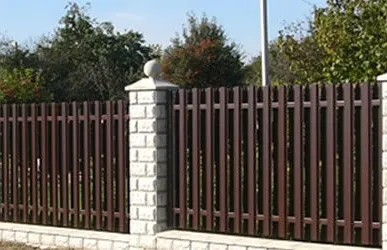 фото Евроштакетник металлический окрашенный "Classic" односторонние 2х1,2 м