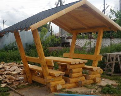 фото Беседка деревянная из оцилиндрованного бревна