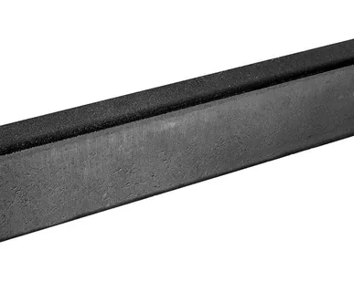 фото Бордюр тротуарный Берит Черный 1000х80х200 на сером цементе