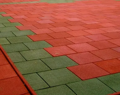 фото Резиновая плитка для садовых дорожек дома и дачи