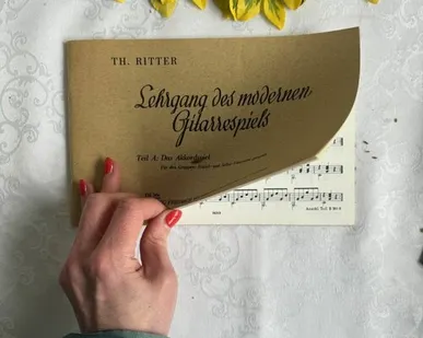 фото Книга альбом с нотами курс современной игры на гитаре