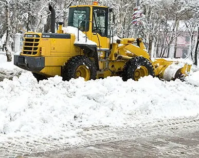 фото Уборка, погрузка снега фронтальным погрузчиком