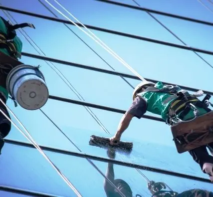 Фото №0 Мытье фасадов и окон