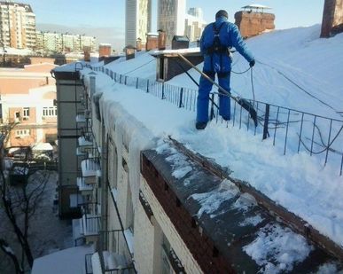 фото Очищение крыши от наледи
