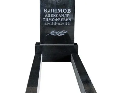 фото Памятник 120см из черного гранита с цветником и гравировкой